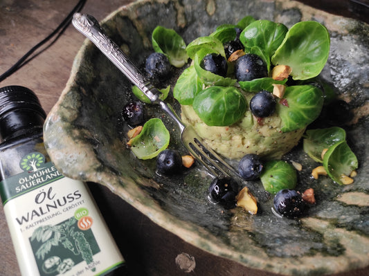 Avocado-Rosenkohl-Türmchen mit Blaubeeren und Pistazien mit Walnussöl