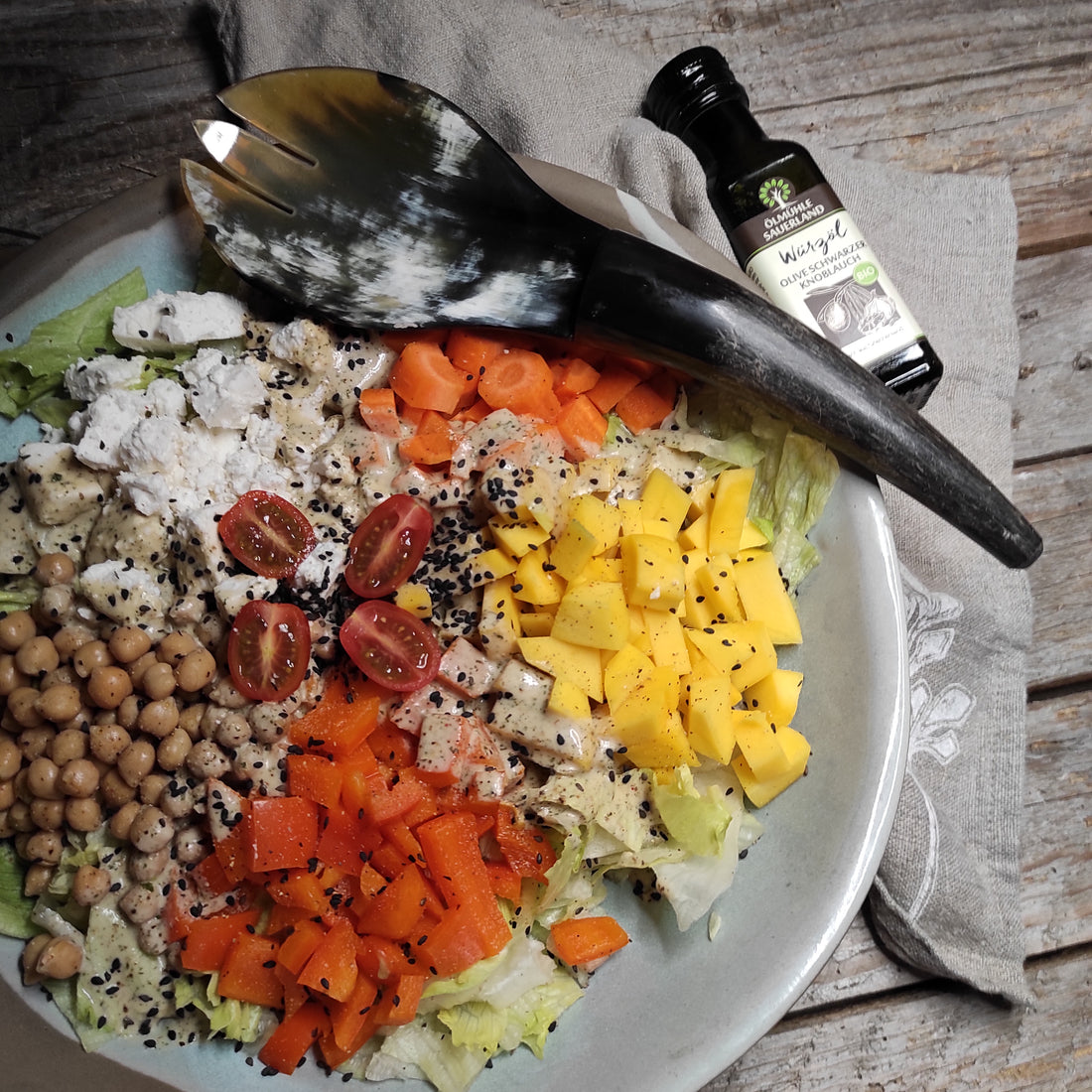 Bunte Salatbowl mit Würzöl Olive schwarzer Knoblauch