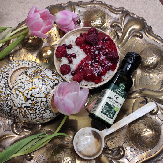 Milchreis mit heißen Himbeeren und Kirschkernöl